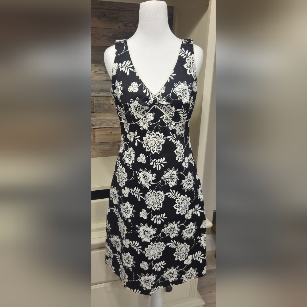 Sigrid Olsen Black & White Floral Sleeveless V-Neck Mini Sundress With A Bow Tie